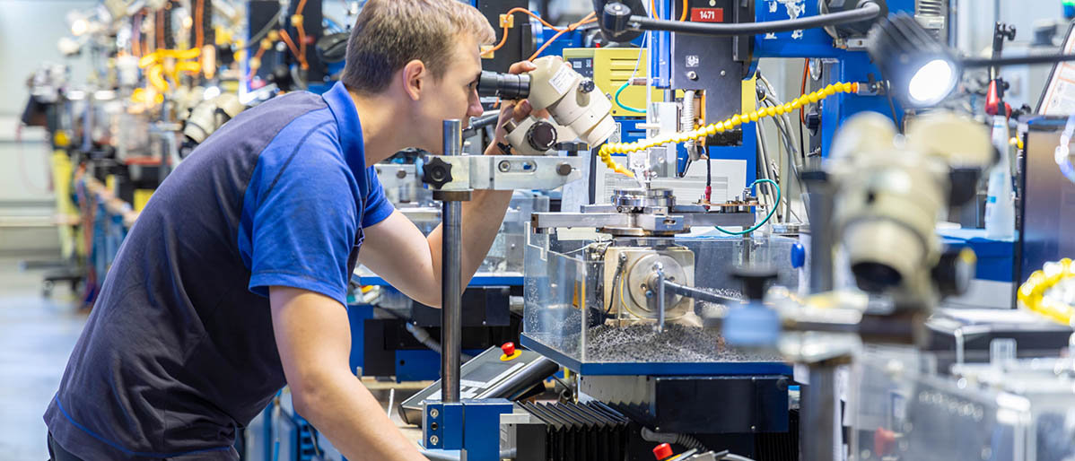 Mitarbeiter bei Enka Tecnica im Industriepark