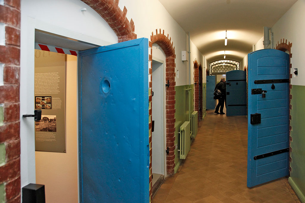 Innenansicht Gedenkstätte Roter Ochse - blaue Türen ehemaliger Gefängniszellen sind geöffnet und als Ausstellung gestaltet