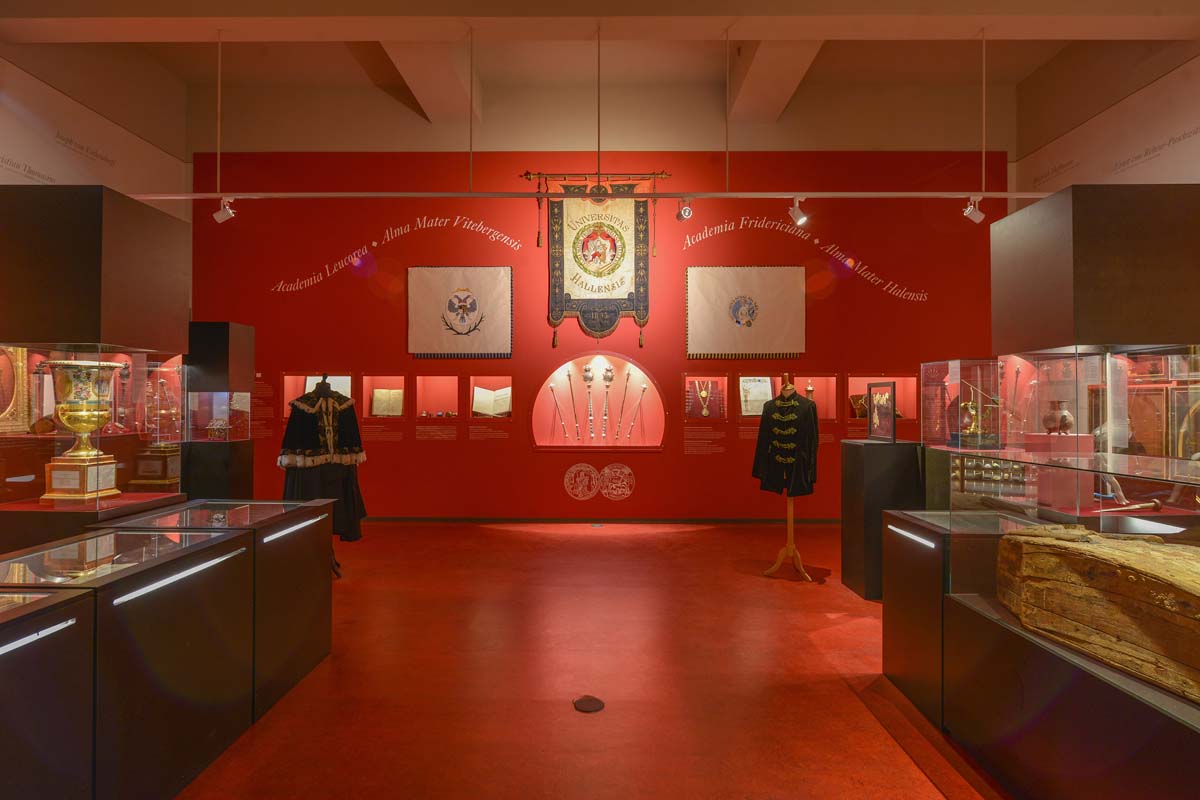 Aussteööimgsraum im Löwengebäude mit Zeptern und Festkleidung