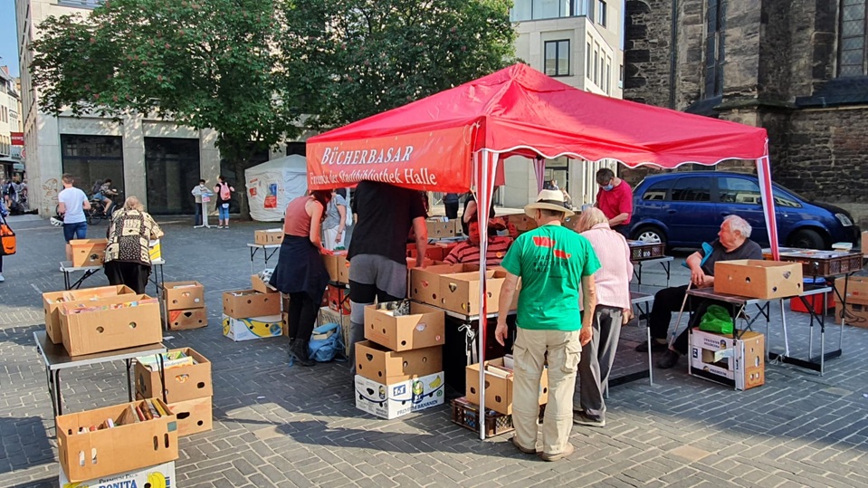 Stand Bücherbasar der Freunde der Stadtbibliothek vor der Konzerthalle Ulrichskirche