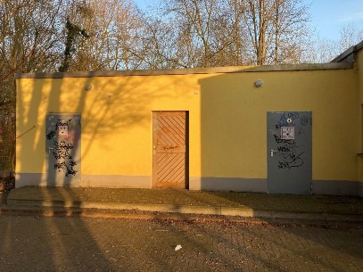 gelbes Gebäude Toiletteneingang an der Peißnitzbühne
