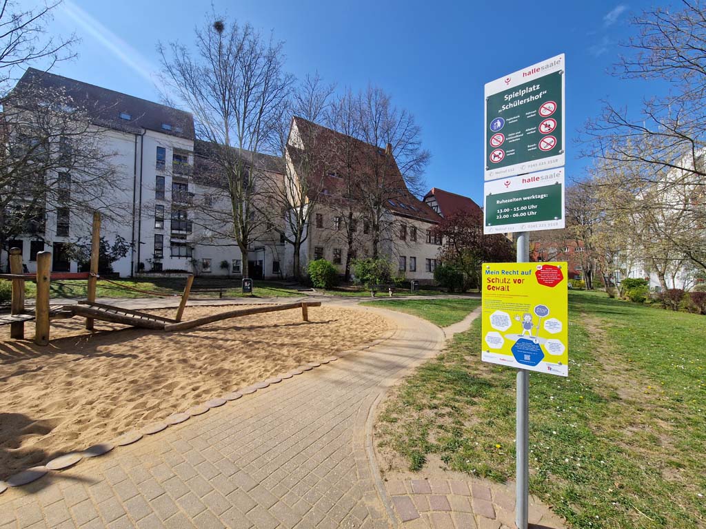 Station 3 - Spielplatz Schülershof, Tafel zum Thema: Recht auf Schutz vor Gewalt