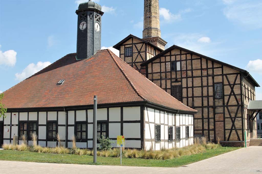 Station 6 - Am Salinemuseum, Tafel zum Recht auf Spiel, Freizeit und Erholung vor dem Uhrengebäude des Salinemuseums