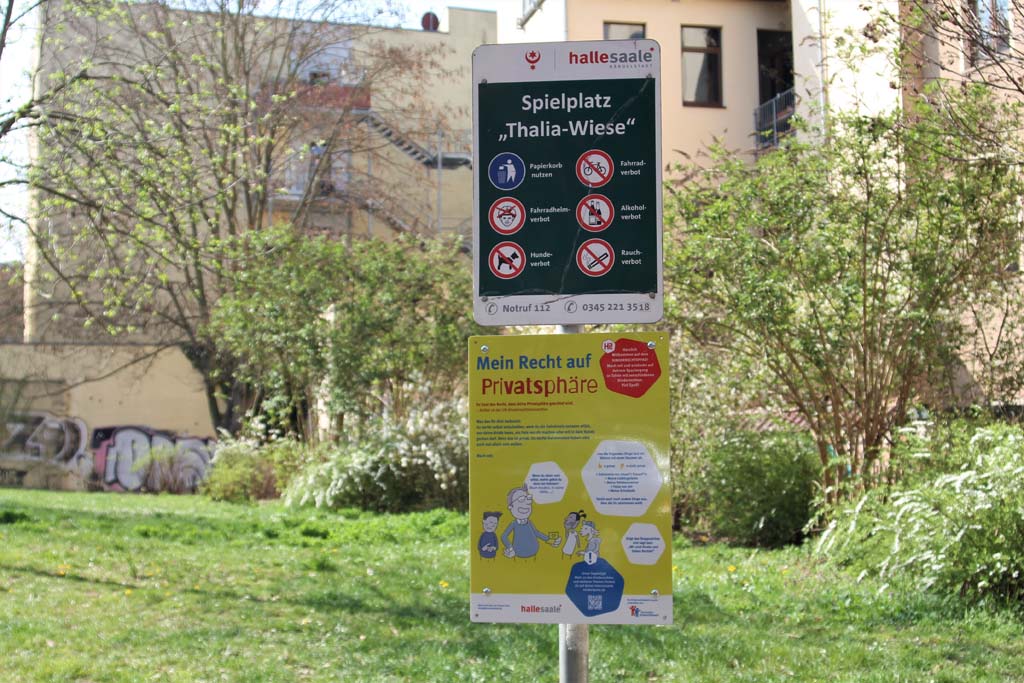 Station 8 - Spielplatz Thaliawiese, Tafel zum Thema: Recht auf Privatsphäre auf der Wiese des Spielplatzes