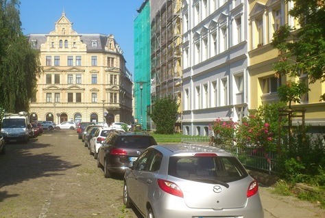 parkende Kfz in der Schwetschkestraße in Halle (Saale)