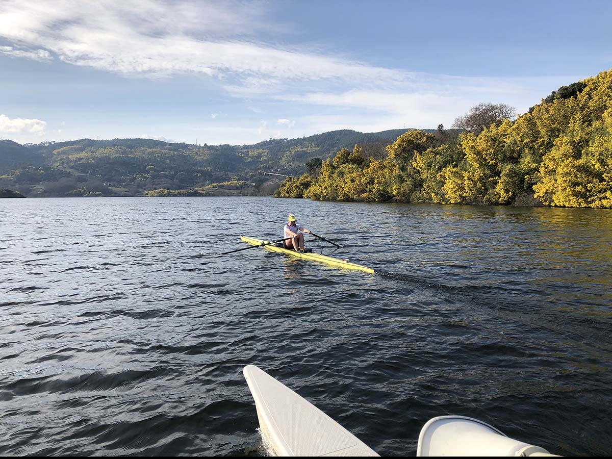 Ruderin Julia Lier im Skiff während des Trainings. Sie rudert auf dem Wasser.