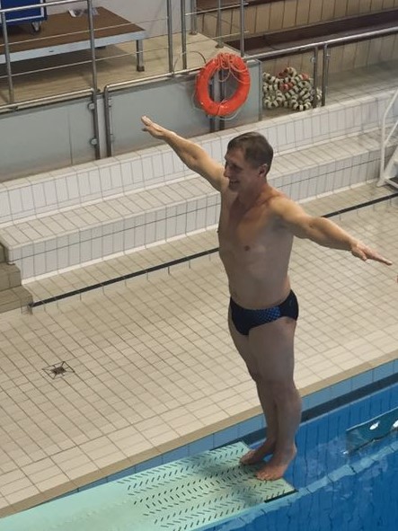 Falk Hoffmann steht auf dem 1-Meter-Brett zum Absprung bereit.
