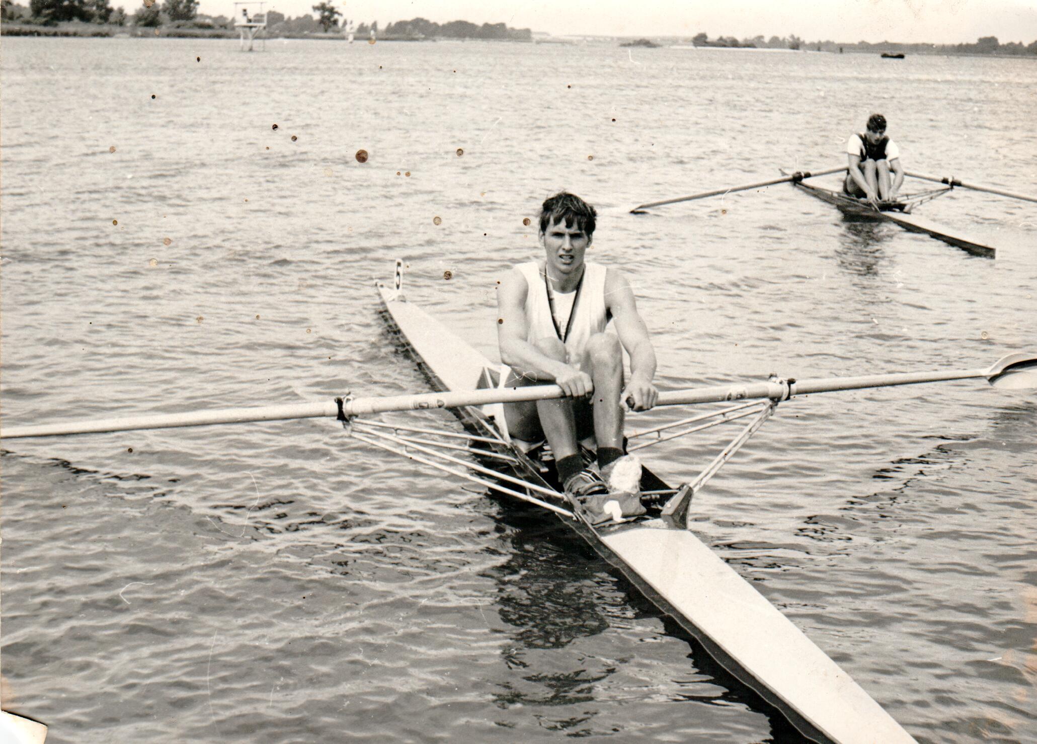 Der Ruderer im Skiff auf dem Wasser vor einem Wettkampf.
