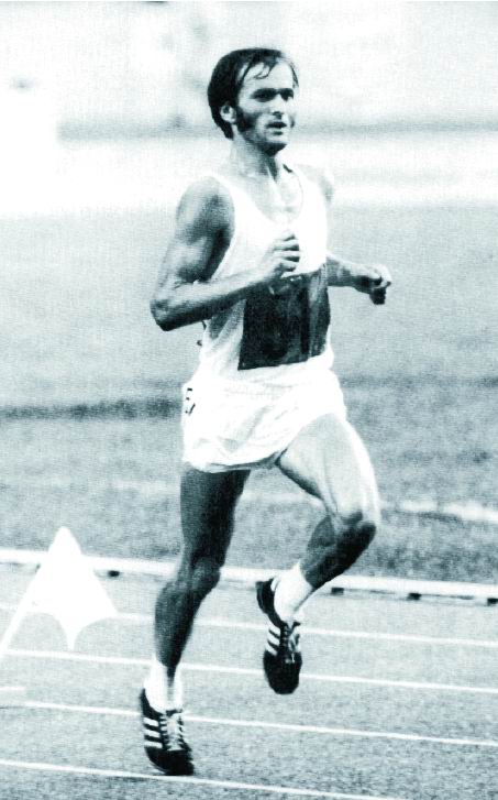 Das Foto zeigt den Marathonläufer auf der Stadionrunde.