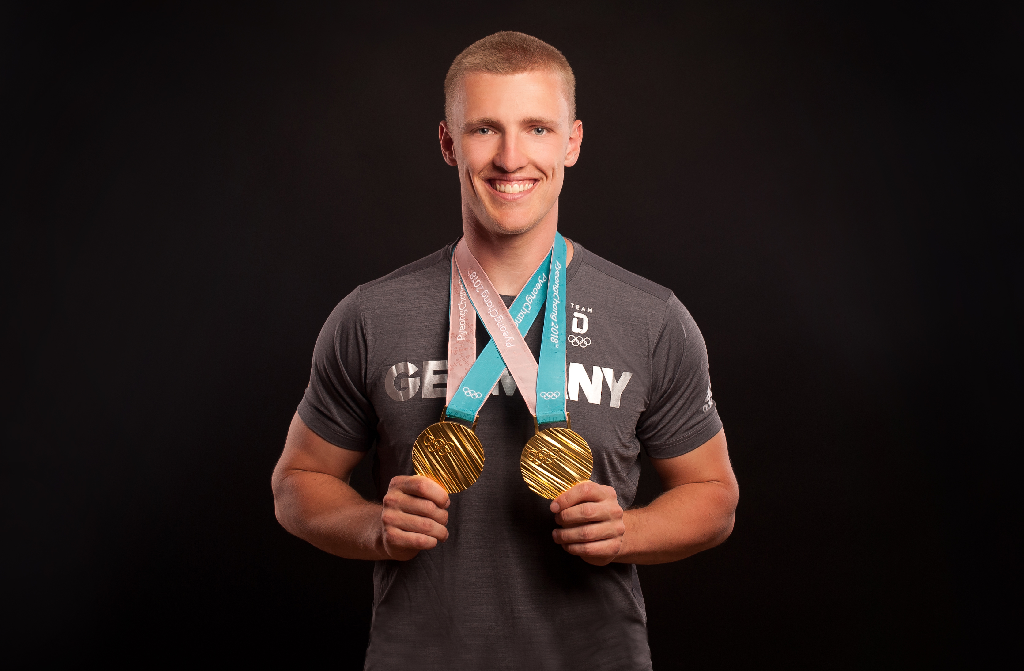 Zeigt den Sportler mit den beiden Goldmedaillen von Pyeongchang.