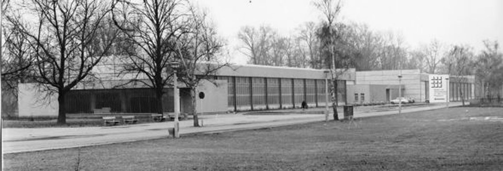die Messehallen sind ein flaches Gebäude
