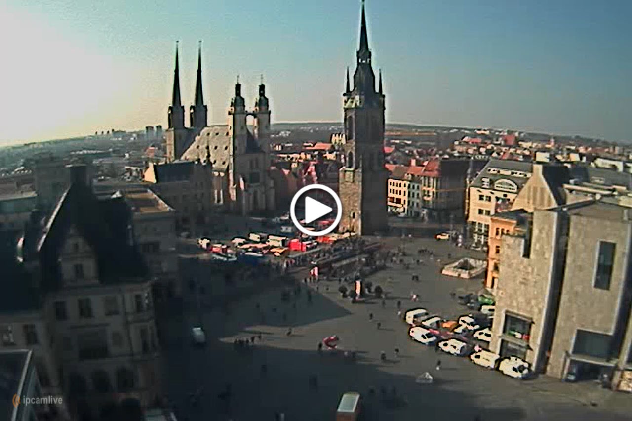 Standbild Webcam Marktplatz: Blick vom Ratshof auf den Marktplatz von Halle mit Stadthaus, Marktkirche und Rotem Turm mit Play-Pfeil.