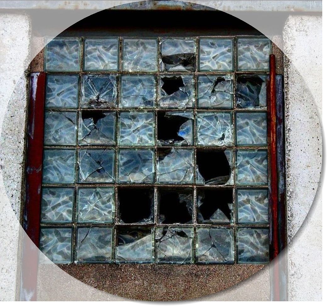 Glasbausteine, Glassteine oder Glasziegel in Mauerwerk als Fensterersatz.