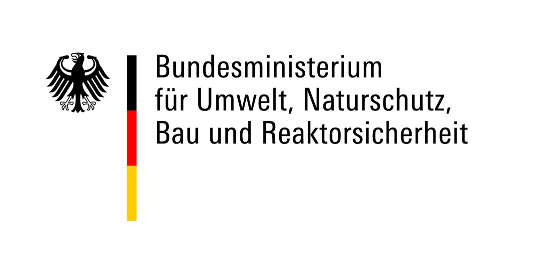 schwarzer Adler mit linksseitigem Streifen in schwarzer, roter und goldener Farbe und den Schriftzug Bundesministerium für Umwelt und Naturschutz