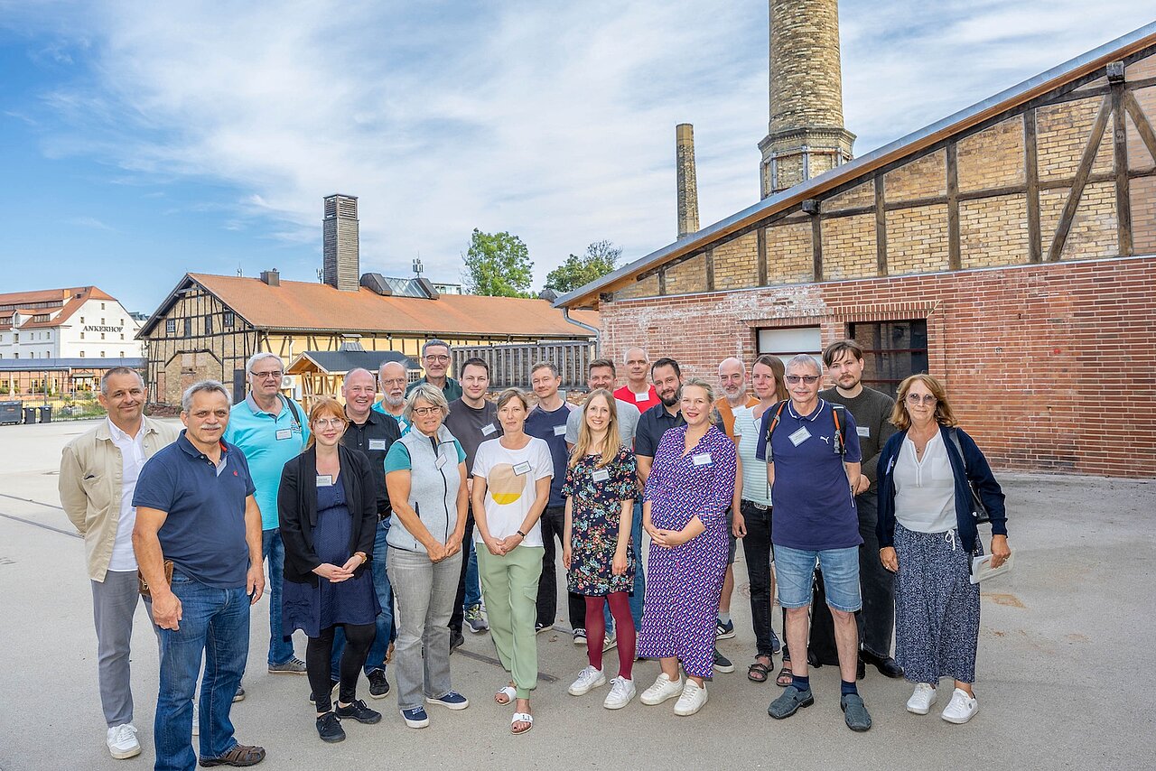 Gruppe von Menschen vor den alten Gebäuden des Salinemuseums