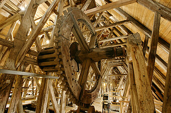 Historische Winde (Lastenaufzug) im Dachstuhl der Ulrichskirche, mit Holzzahnrad, aus dem 16. Jahrhundert