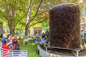 Zentrales Element des Gartens sind die Gradierwerke, deren salzhaltige Luft wohltuend auf die Atemwege wirkt.