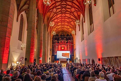 Blick in die Konzerthalle Ulrichskirche. Das Publikum hat bereits Platz genommen