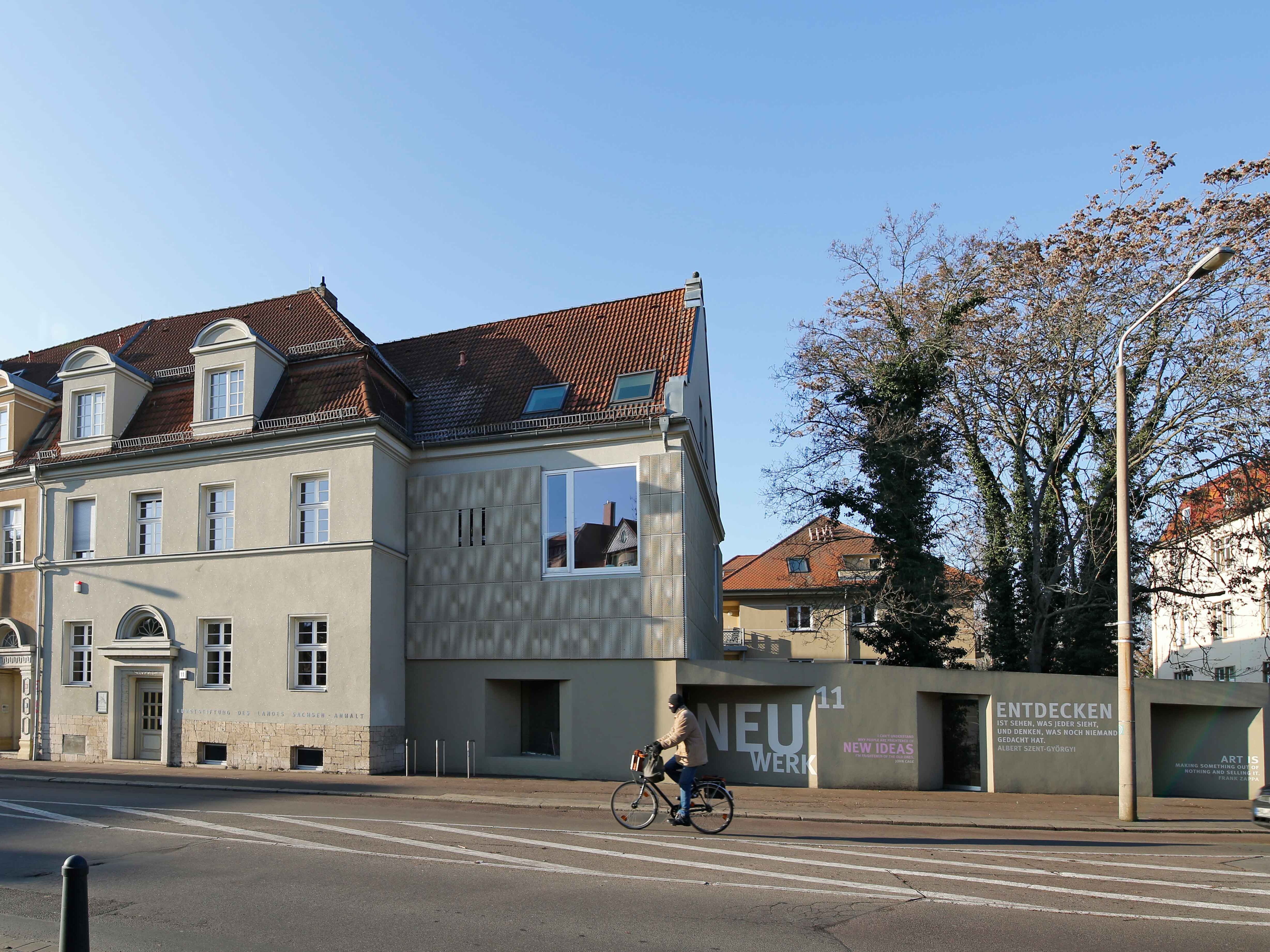 Blick auf die Vorderfront des Gebäudes der Kunststiftung in der Straße Neuwerk
