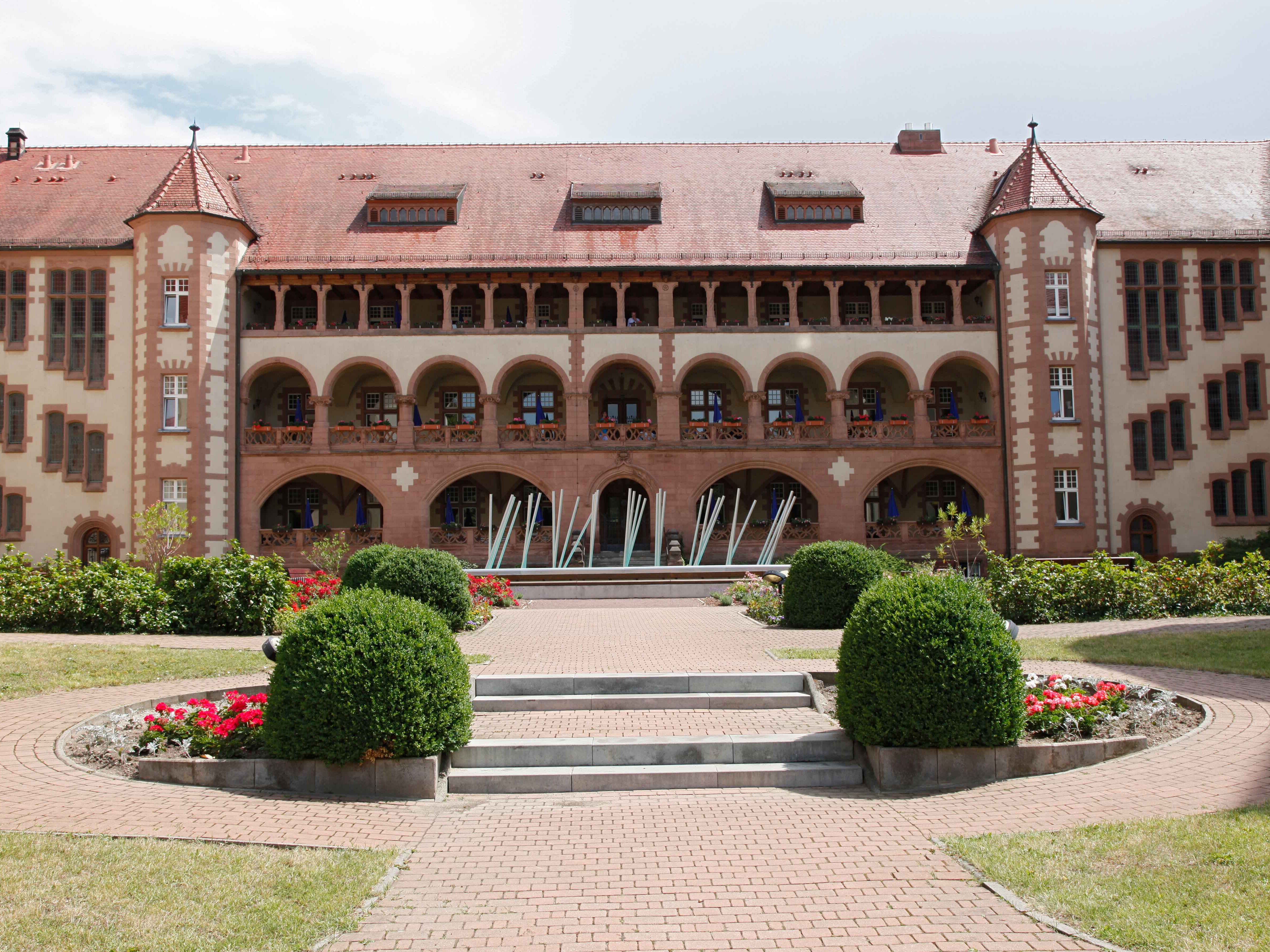 Einblick in den Innenhof der Riebeck-Stiftung mit einer Gartenanlage und Wegen zum Spazierengehen