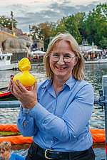Dr. Judith Marquardt mit der Siegerente vom Entenrennen