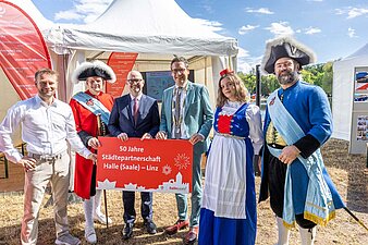 OB Dr. Alexander Vogt mit Bürgermeister Dietmar Prammer aus Linz und Halloren im Partnerschaftsdorf anlässlich 50 Jahre Städtepartnerschaft mit Linz