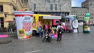 großer Transporter als Infostand und aufgeblasene Verkaufsverpackungen 