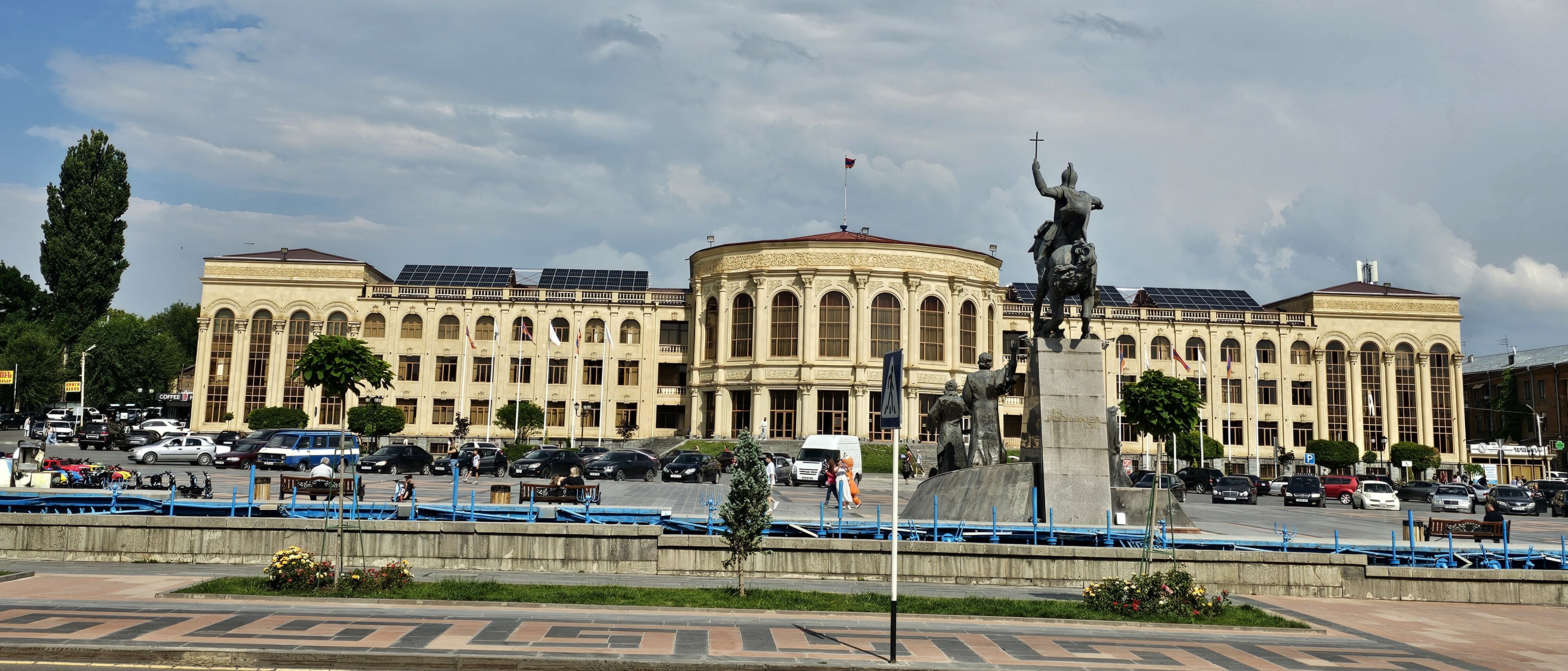 Ratshaus, Denkmal, Capitol, Bäume, parkende Autos 