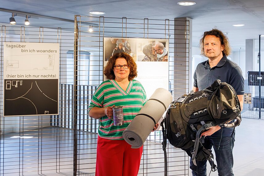 Museumsdirektorin Jane Unger und Heiko Wünsch von der Wärmestube der Evangelischen Stadtmission mit einem neuen Sammlungsstück: Rucksack mit Isomatte eines ehemals wohnungslosen Menschen     