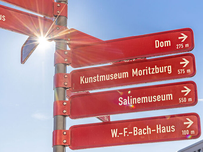 Wegweiser zu mehreren Kultureinrichtungen wie zum Beispiel Händel-Haus, Dom Kunstmuseum Moritzburg und Salinemuseum
