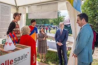 Oberbürgermeister am Stand von Gymri, der armenischen Partnerstadt von Halle