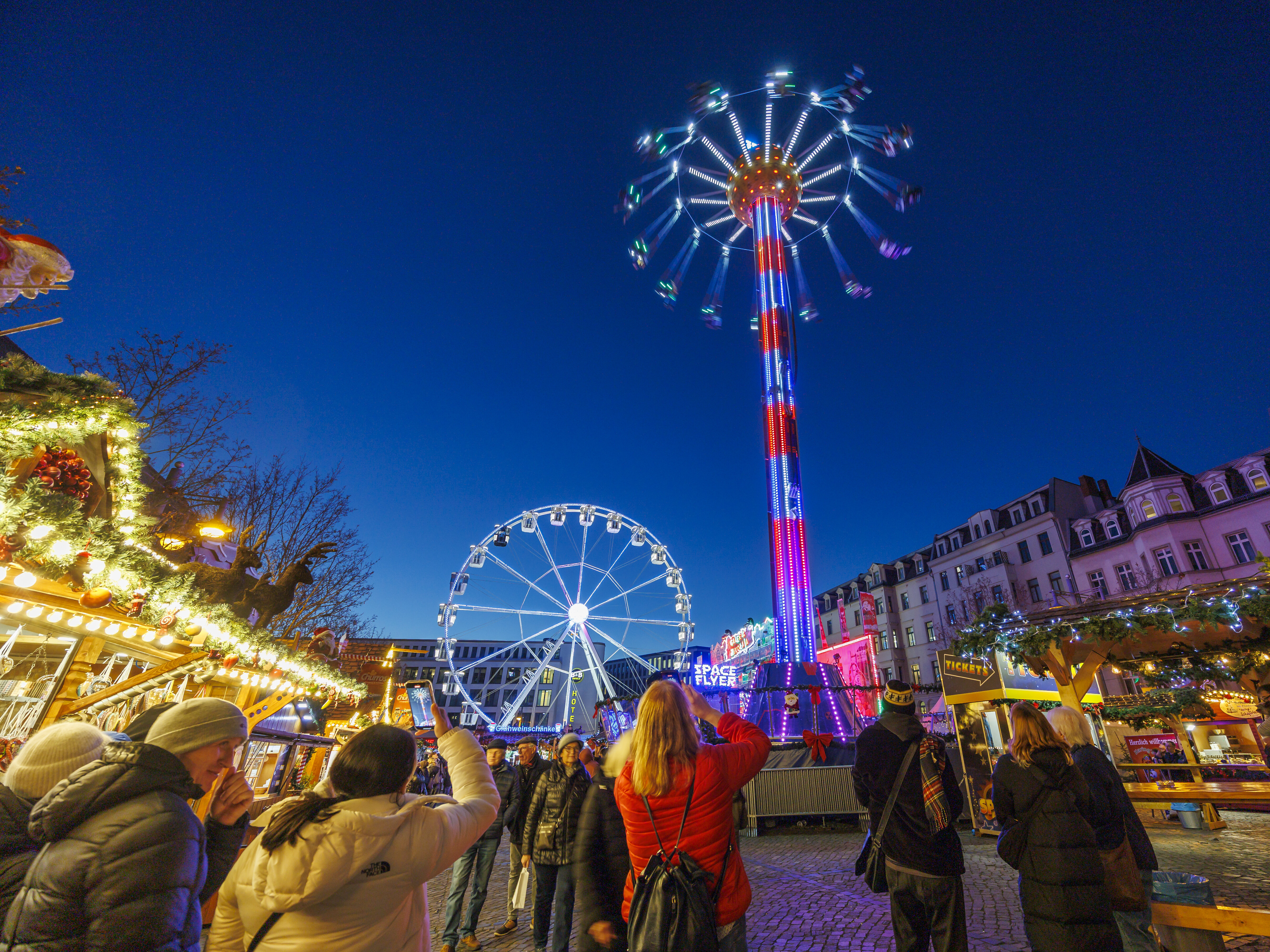 Weihnachtsmarkt auf dem Hallmarkt mit Riesenrad