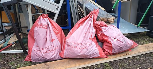 Foto, auf dem 3 befüllte Müllsäcke und Sperrmüll zu sehen sind. 