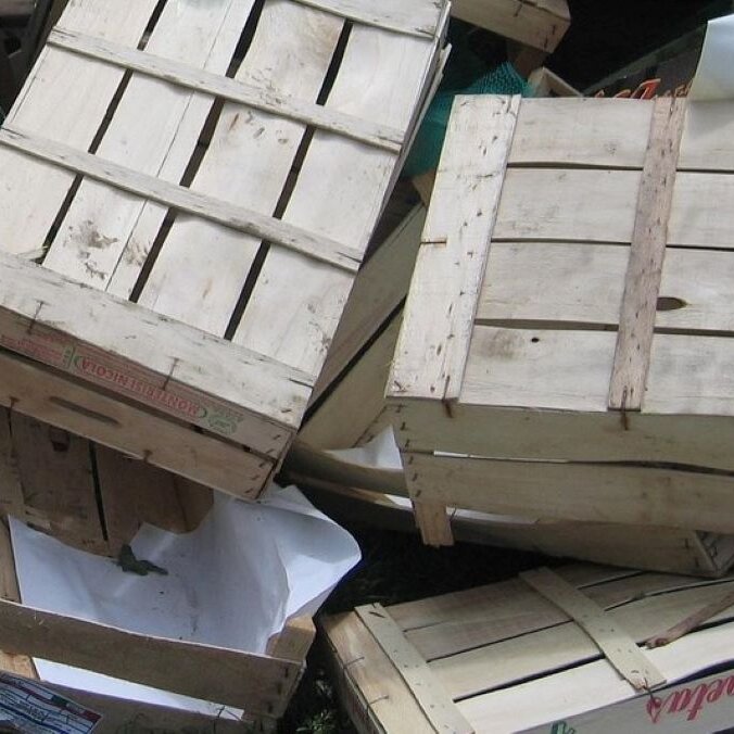 viele Holzkisten übereinander