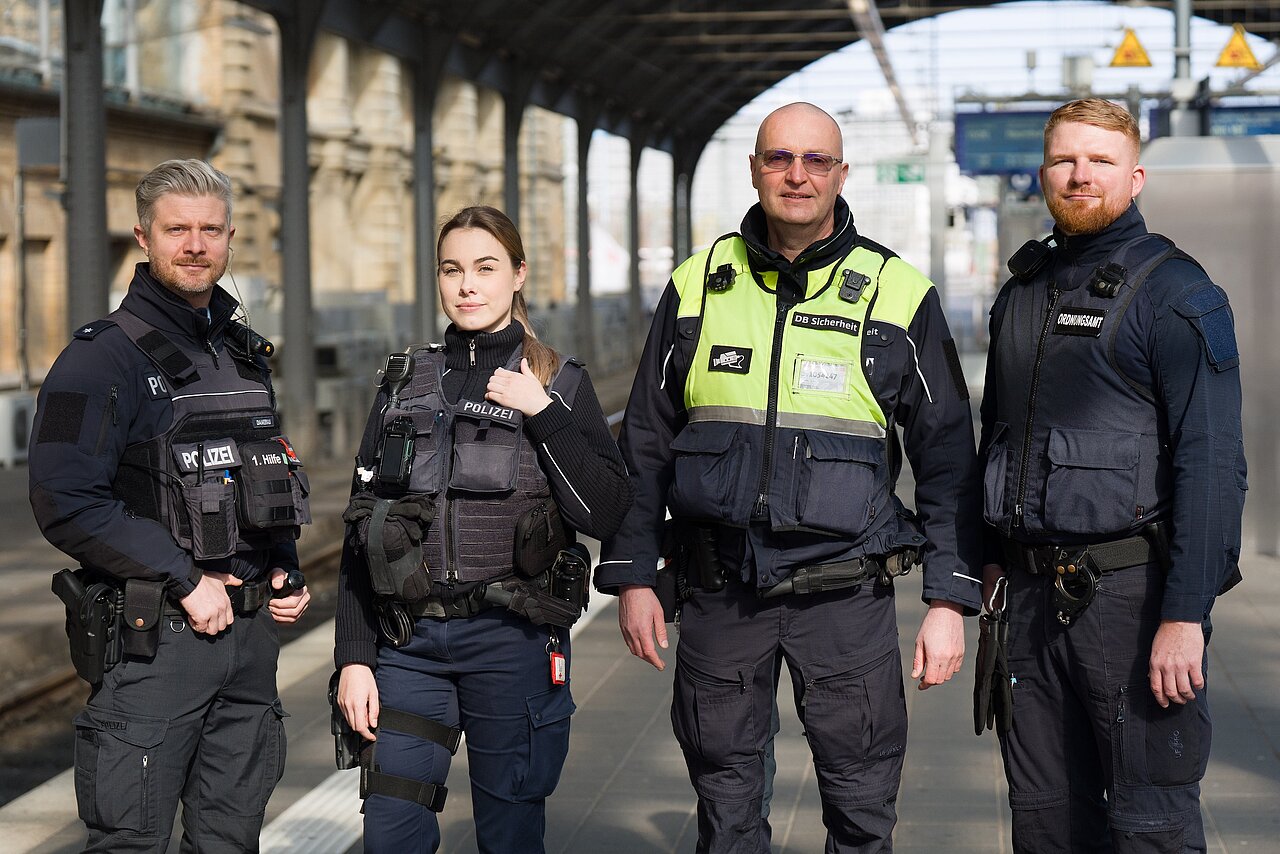 Beamtinnen und Beamte der Bundespolizei, der Landespolizei, sowie Mitarbeiterinnen und Mitarbeiter des Ordnungsamtes der Stadt Halle (Saale) und der DB Sicherheit stehen auf dem Bahnsteig in Halle (Saale). Quattro-Streifen machen gemeinsame Kontrollgänge im und um den Hauptbahnhof.