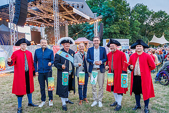 OB Dr. Alexander Vogt, René Walther, Geschäftsführer/Arbeitsdirektor, Stadtwerke Halle GmbH, und Mark Lange, Geschäftsführer der Stadtmarketing Halle (Saale) GmbH mit 4 Halloren vor dem Laternenumzug