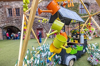 Gärtnerstand mit Gießkannen