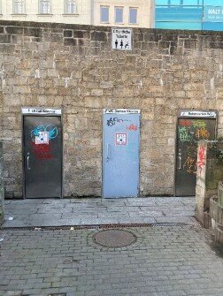 Mauer mit 3 Türen (Männer, Frauen, Behinderten WC)