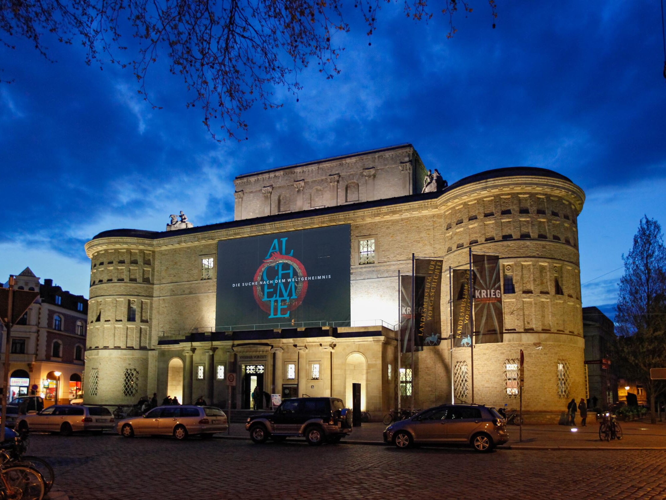 Außenansicht Landesmuseum für Vorgeschichte - ein gewaltiger Bau aus Naturstein