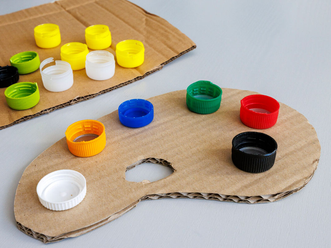 Farbpalette gebastelt aus Flaschendeckeln und Pappe