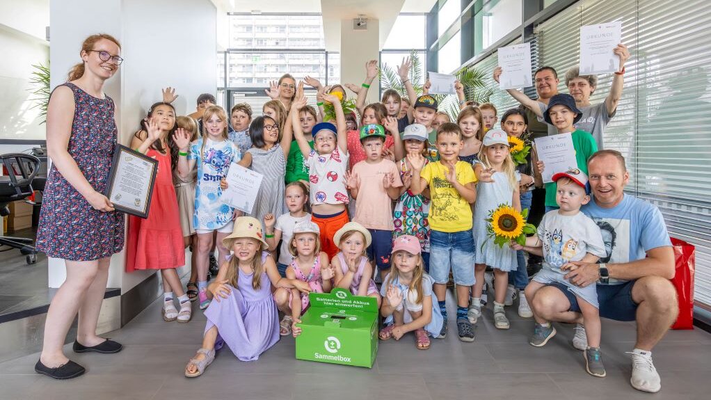 einen Kindergruppe halten ihre Urkunden hoch