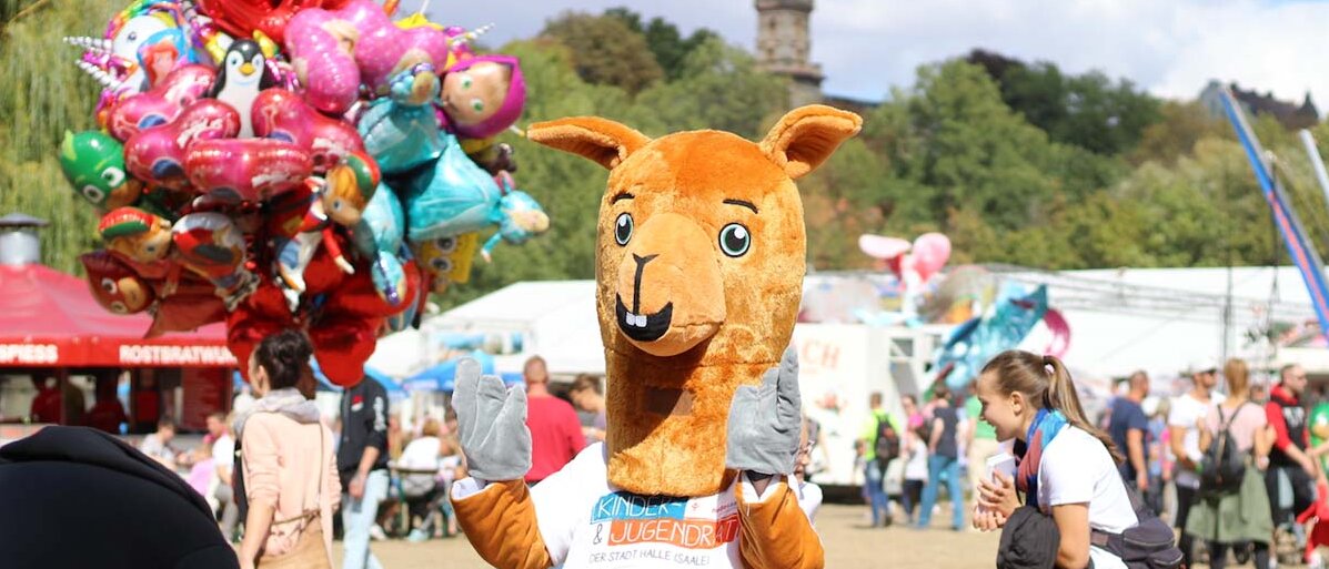 NiLaMa - Maskottchen für Kinderrechte mit Luftballons