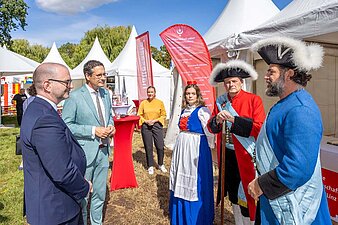 OB Dr. Alexander Vogt mit dem Bürgermeister aus Linz und Halloren im Städtepartnerdorf