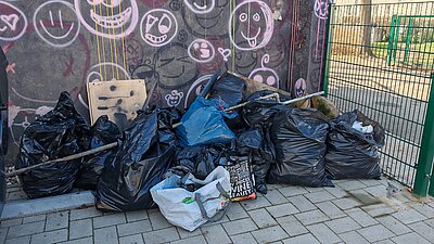 Foto der befüllten Müllsäcke. 