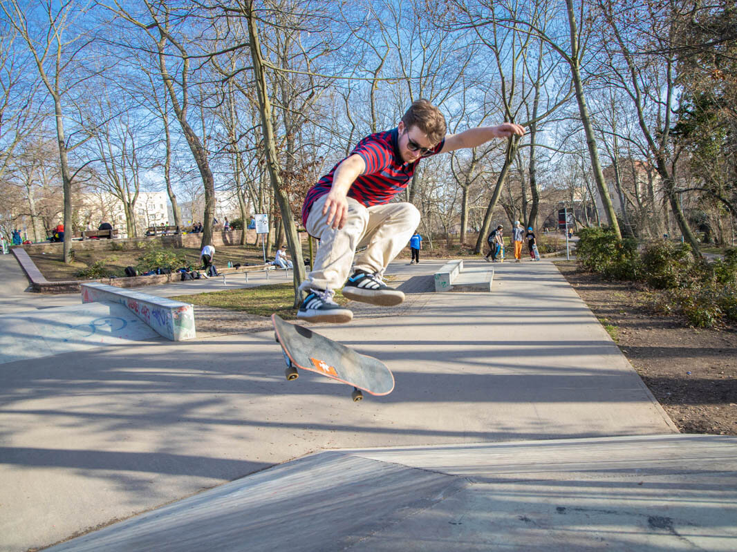 Jugendlicher springt von seinem Skateboard