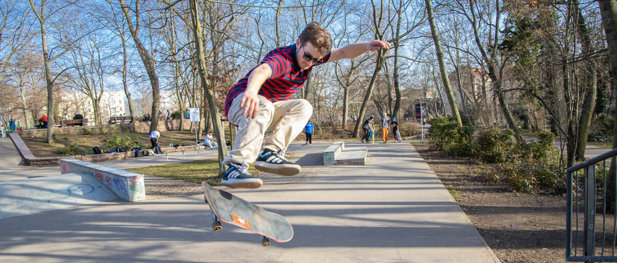 Jugendlicher springt von seinem Skateboard