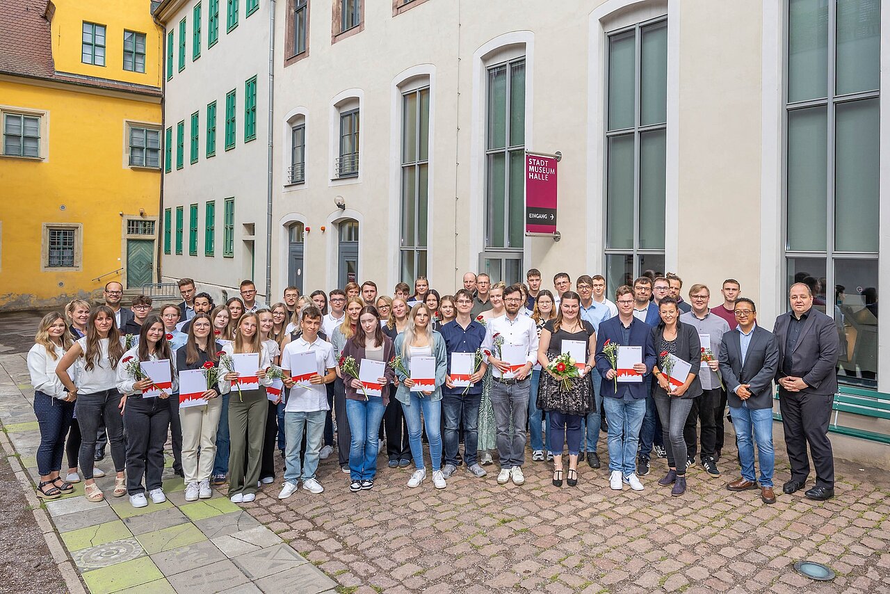 Gruppenbild im Hof des Stadtmuseums Halle