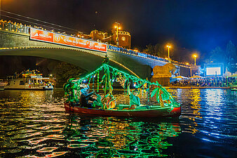 grün beleuchtetes Boot an der Giebichensteinbrücke