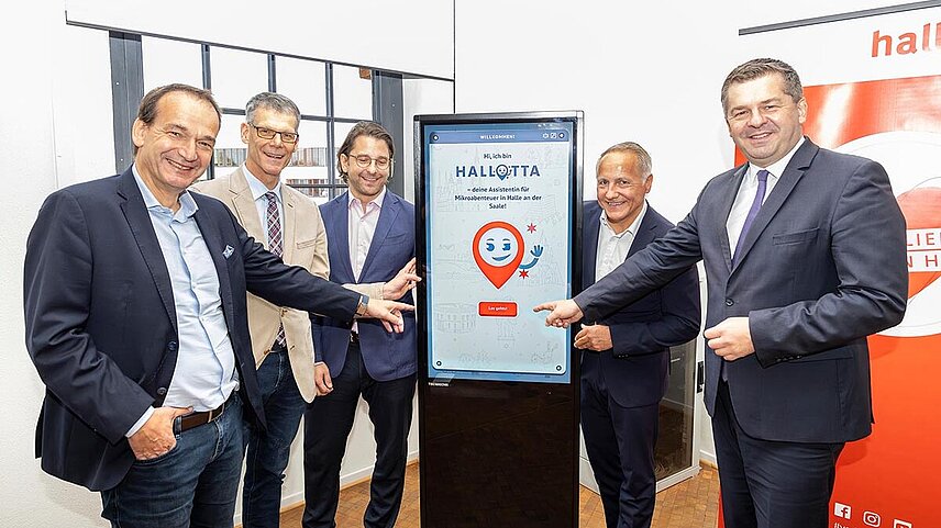 Digitaler Erlebnis-Generator Web App „HALLOTTA“ wird zum Abschluss der Tourismusoffensive Halle vorgestellt. im Bild: Andreas Silbersack (Landtagsabgeordneter), BM Egbert Geier, Christian Albrecht (Landtagsabgeordneter), Mark Lange (Geschäftsführer SMG), Sven Schulze (Minister für Wirtschaft, Tourismus, Landwirtschaft und Forsten)