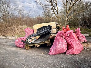 Das Foto zeigt eine Sammlung von Müllsäcken am Ablageort.